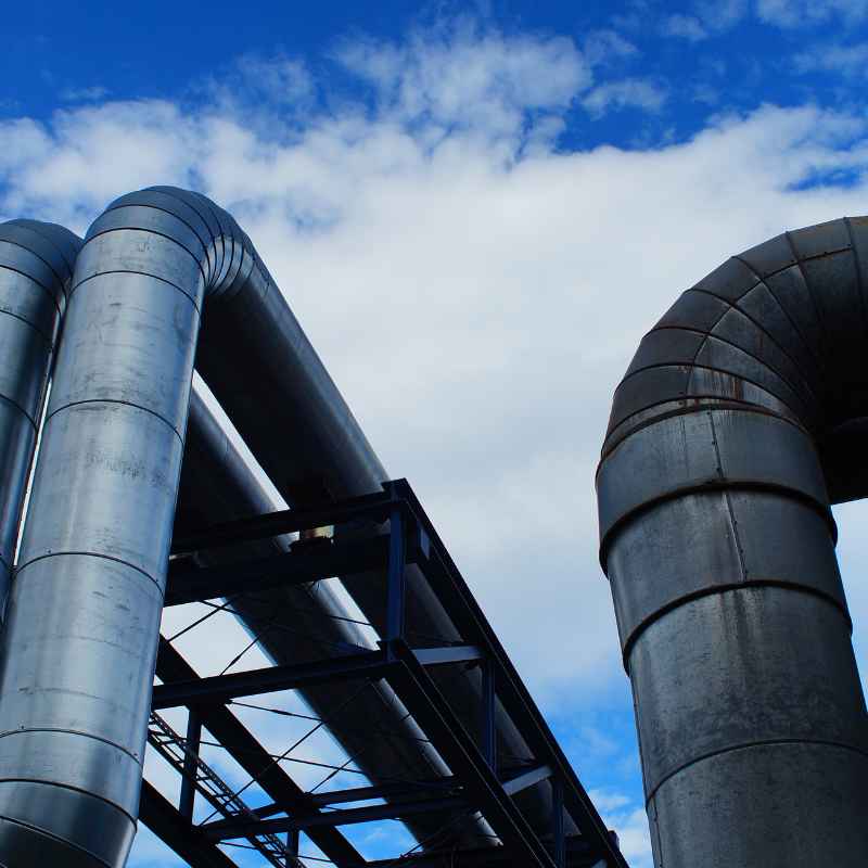 przesyly-odszkodowania-za-sluzebnosc Rurociągi nadziemne – instalacja przesyłowa z dużymi rurami biegnącymi na stalowej konstrukcji